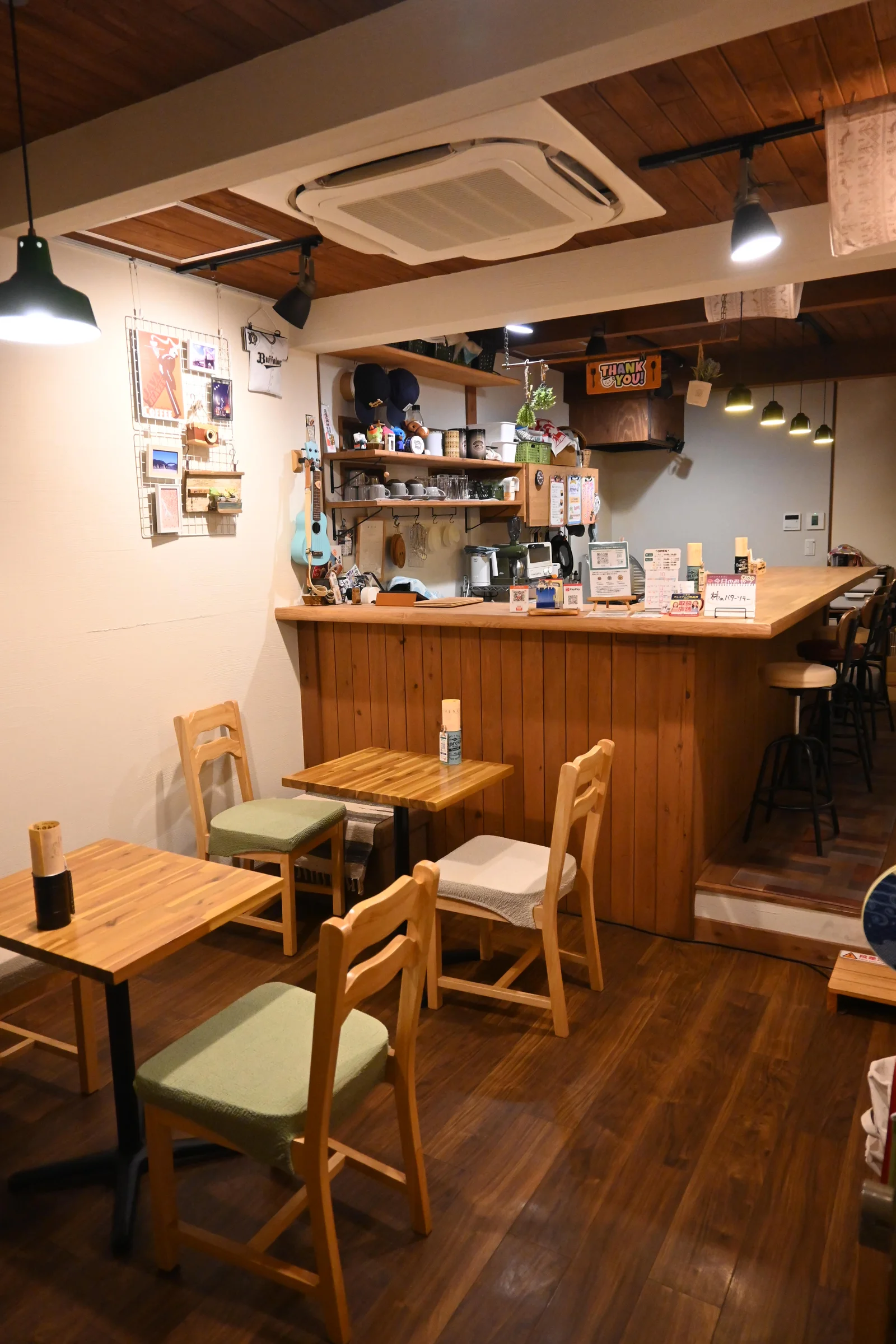 カフェこだまの店内。木のテーブルとカウンター