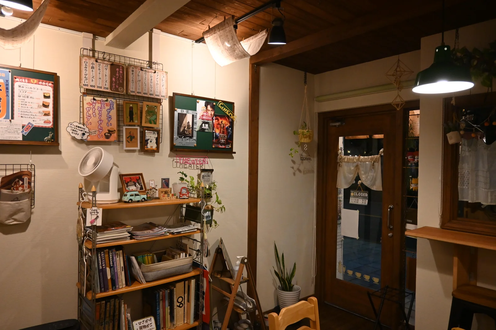 カフェこだまの入口側の本棚と植物