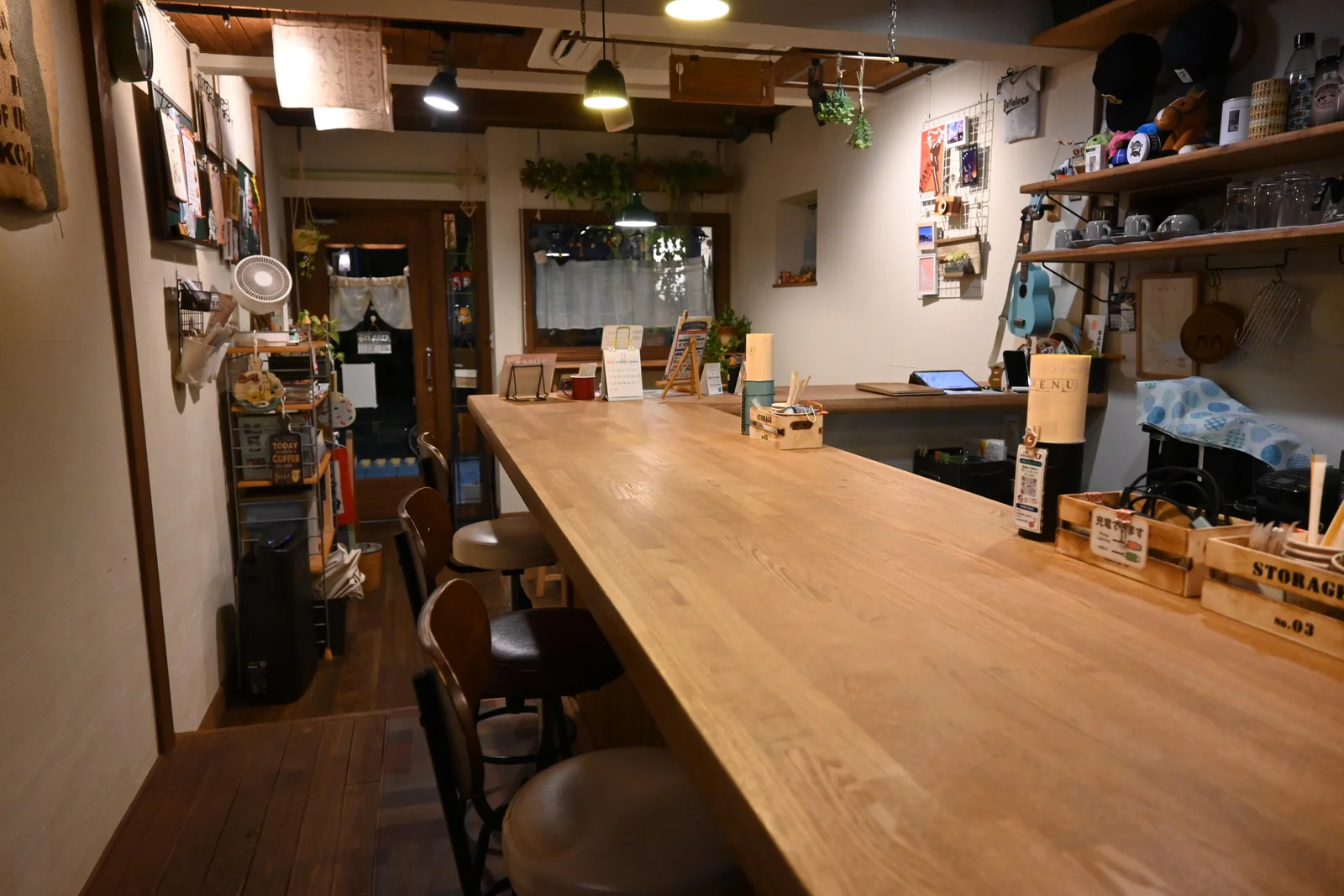 カフェこだまの長い木のカウンターと椅子