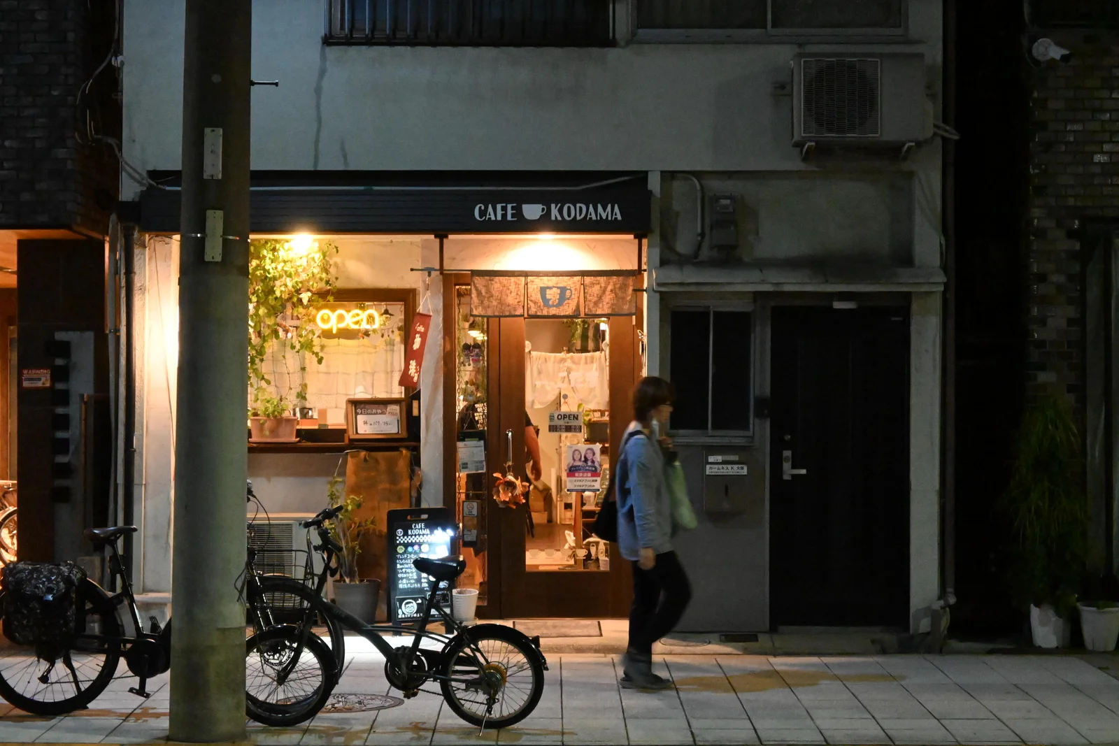 通りから見たカフェこだまの外観と灯りのついた入口